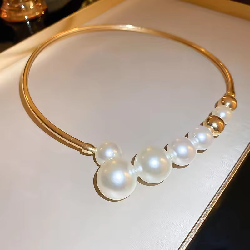 Vintage-inspired Pearl Collar